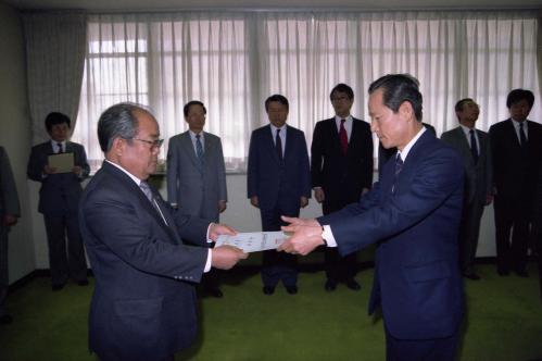 정한모 문화공보부 장관 허만일 기획실장, 성낙승 종무실장 임명장 수여 이미지
