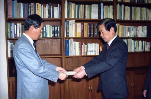 강용식 문화공보부 차관 주 일본대사관, 문화원 파견근무자 임명장 수여 이미지
