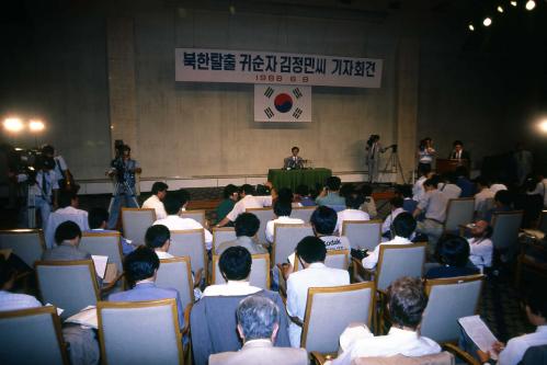 북한 탈출 귀순자 김정민씨 기자회견 이미지