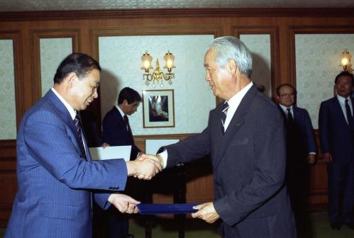 이현재 국무총리(한국종합화학사장, 한국수자원개발공사장, 근로복지공사장) 임명장 수여 이미지