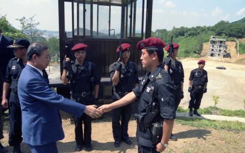 이현재 국무총리 경찰특공대 시찰 이미지