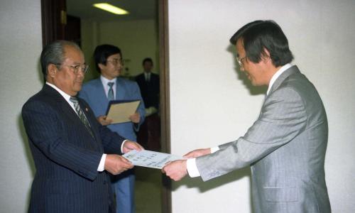 정한모 문화공보부 장관 사무관 외 1명 임명장 수여 이미지