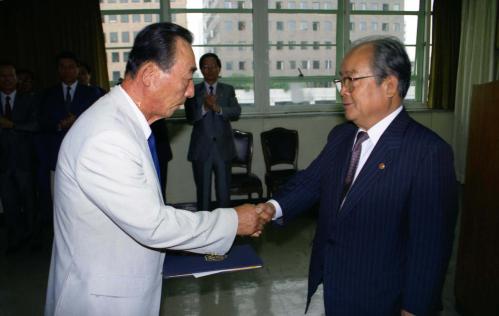 정한모 문화공보부 장관 정년퇴직자 2명에 전별금 전달 이미지
