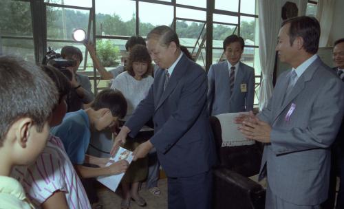 이현재 국무총리 상암국민학교 호돌이 T셔츠 전달 이미지