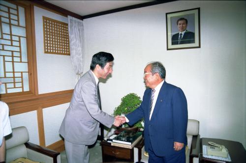 정한모 문화공보부 장관 일본 도쿄대학교 교수 접견 이미지
