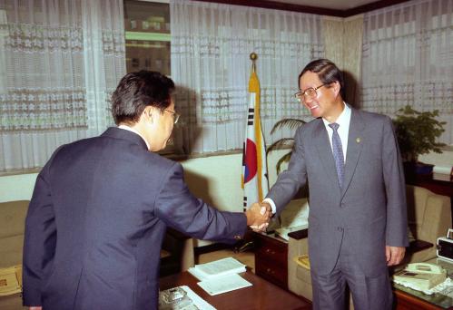 강용식 문화공보부 차관 자유중국 문화건설위원장 접견 이미지