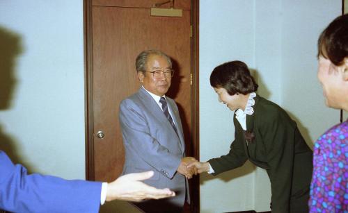 정한모 문화공보부 장관 최옥주 길림성 가무단장 접견 이미지