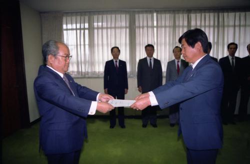 정한모 문화공보부 장관 문화재연구소 실장 외 5명 임명장 수여 이미지