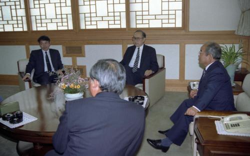 정한모 문화공보부 장관 중국인 접견(신동호 조선일보 주필 배석) 이미지