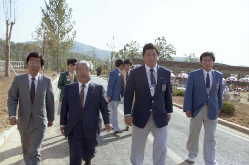 정한모 문화공보부 장관 장애인 선수촌 방문 이미지