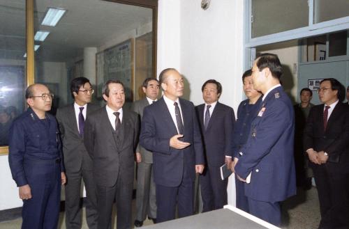 강영훈 국무총리 시 경찰국 순시 위문 이미지