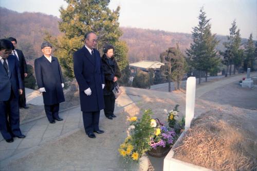 강영훈 국무총리 김익열 장군 묘지 참배 이미지