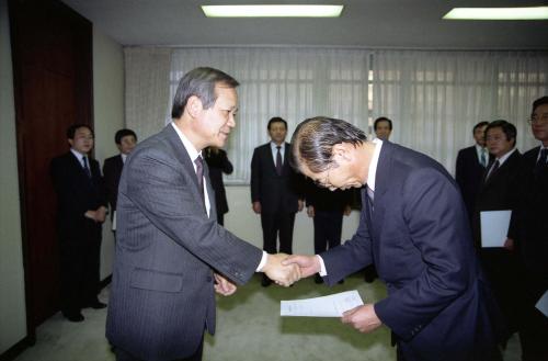 최병렬 문화공보부 장관 문화공보부 공보실장 외 10명 임명장 수여식 이미지