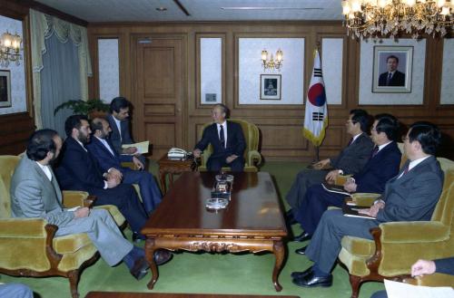 강영훈 국무총리 이란 외무차관 접견 이미지