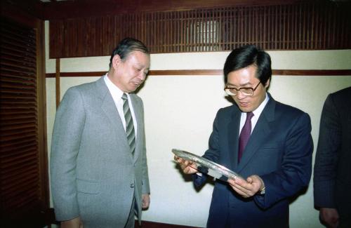 총리실 직원일동 이현재 전 국무총리에 기념패 증정 이미지
