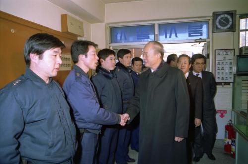 강영훈 국무총리 창신동 파출소 순시 이미지