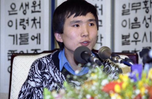 체코에서 온 북한 유학생(김은철, 조승철) 2명 망명 기자회견 이미지