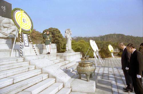 강영훈 국무총리 충렬대 참배 이미지