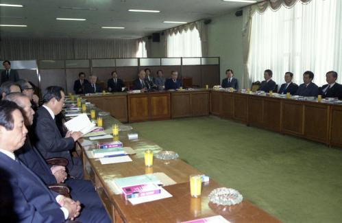 강영훈 국무총리 고위공직자에 대한 적용대책회의 참석 이미지
