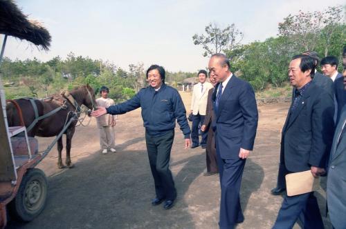 강영훈 국무총리 제주 민속촌 관람 이미지
