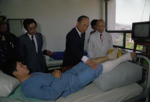 강영훈 국무총리 경찰병원 위문 이미지