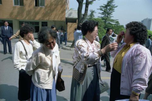 KAL기 폭파범 김현희 공판 주변 스케치(판사, 검사, 입장, 유족들) 이미지