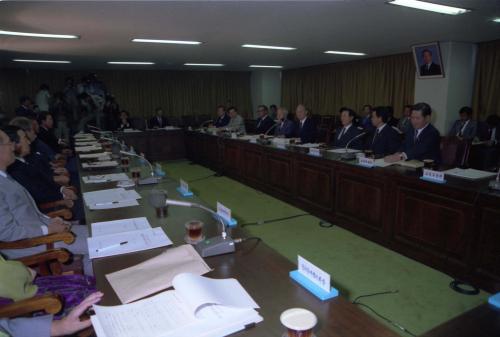 강영훈 국무총리 산업평화정착촉진대회 참석 이미지