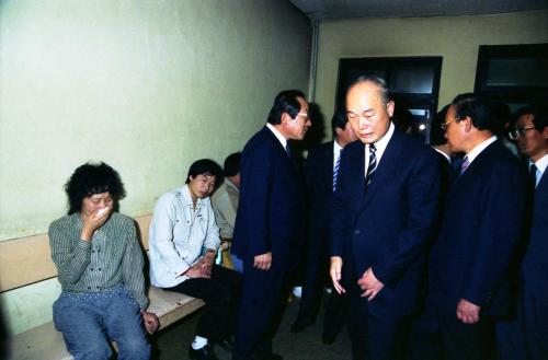 강영훈 국무총리 부산 동의대학교사건 순직 경찰 위문 이미지