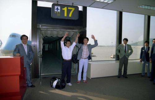 북한, 폴란드 귀순 유학생 공항 도착 이미지