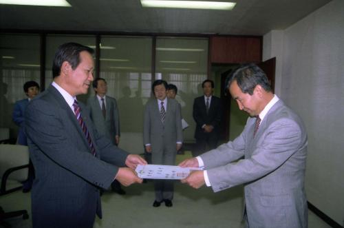 최병렬 문화공보부 장관 엄호현 3급상당 외 2명 임명장 수여식 이미지
