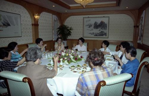 강영훈 국무총리 부인 김효수 여사 전직 국무총리 및 군사령관 부인 초청 오찬 이미지