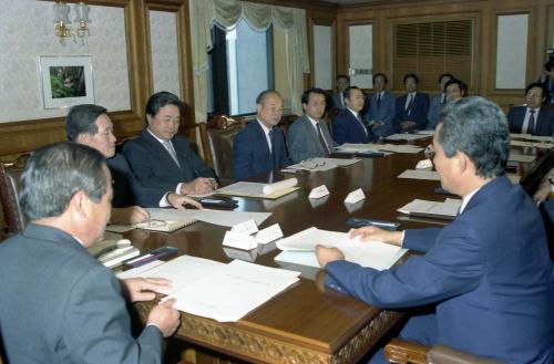 강영훈 국무총리 과소비풍조관계관회의 주재 이미지