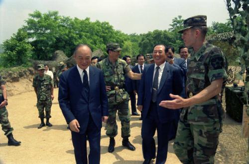 강영훈 국무총리 전방 미국 제2사단 군부대 방문 이미지