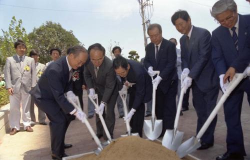 강영훈 국무총리 부산 상공회의소 100주년 기념식수 이미지