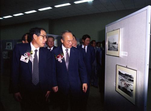 강영훈 국무총리 부산 상공회의소 100주년 사진전 관람 이미지