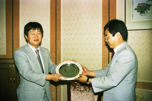 총무과(인사) 변홍우씨 퇴직 기념패 전달식 이미지