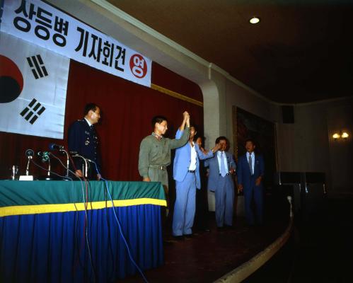 귀순용사 정영철 상병 기자회견 이미지