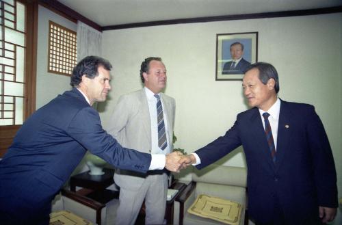최병렬 문화공보부 장관 로이터통신 부사장 접견 이미지