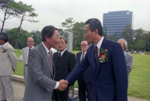 강용식 문화공보부 차관 서울미술대전 참관 이미지