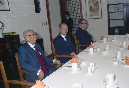강영훈 국무총리 중국 서예가와 오찬 이미지