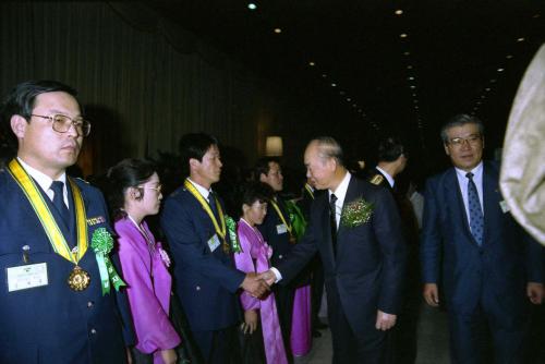 강영훈 국무총리 제44주년 경찰의 날 경축연 참석 이미지