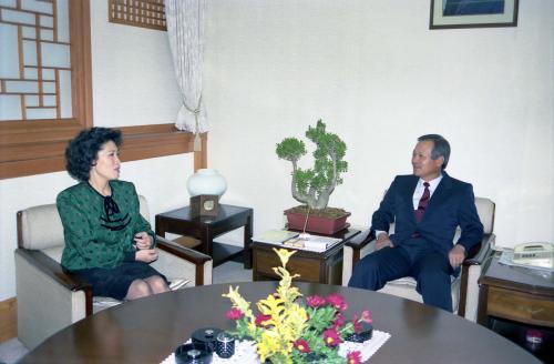 최병렬 문화공보부 장관 첼리스트 정명화, 지휘자 정명훈 접견 이미지