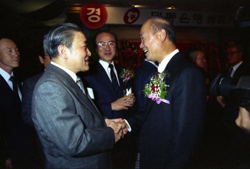 강영훈 국무총리 대동은행 창립 리셉션 참석 이미지