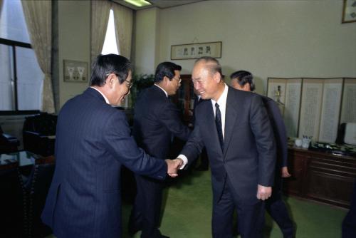 강영훈 국무총리 김종필 공화당 총재 방문 이미지