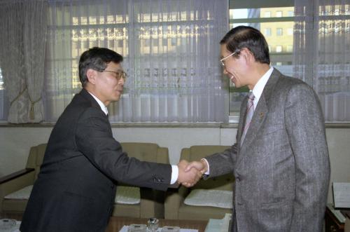 강용식 문화공보부 차관 일본 문화부기자단, 마이니찌 학예부장 가또 준이찌 외 5명 접견 이미지