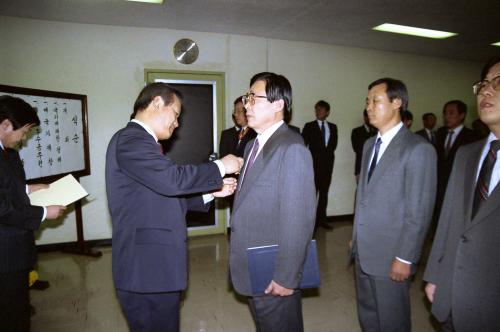 최병렬 문화공보부 장관 12월 월례조회 참석 우수공무원 표창 이미지