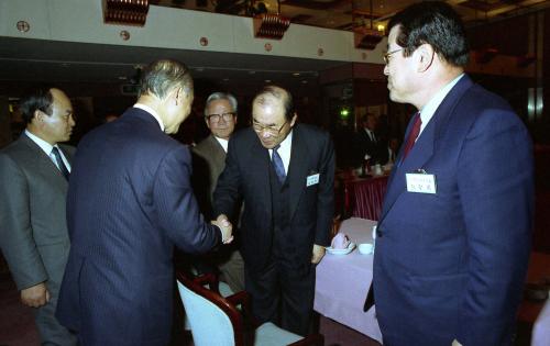 강영훈 국무총리 부산시 유지와 만찬 이미지