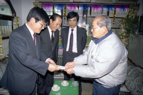 문화공보부 자애고아원 선물 전달 이미지