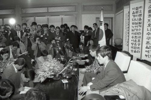 체코에서 온 북한 유학생 김은철, 조승군 망명 기자회견 이미지