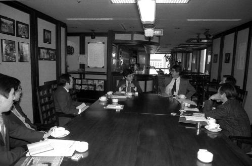 조선일보사 부지영 기자 외신기자와 인터뷰(김대중 평민당 총재 유럽순방 수행 관련) 이미지